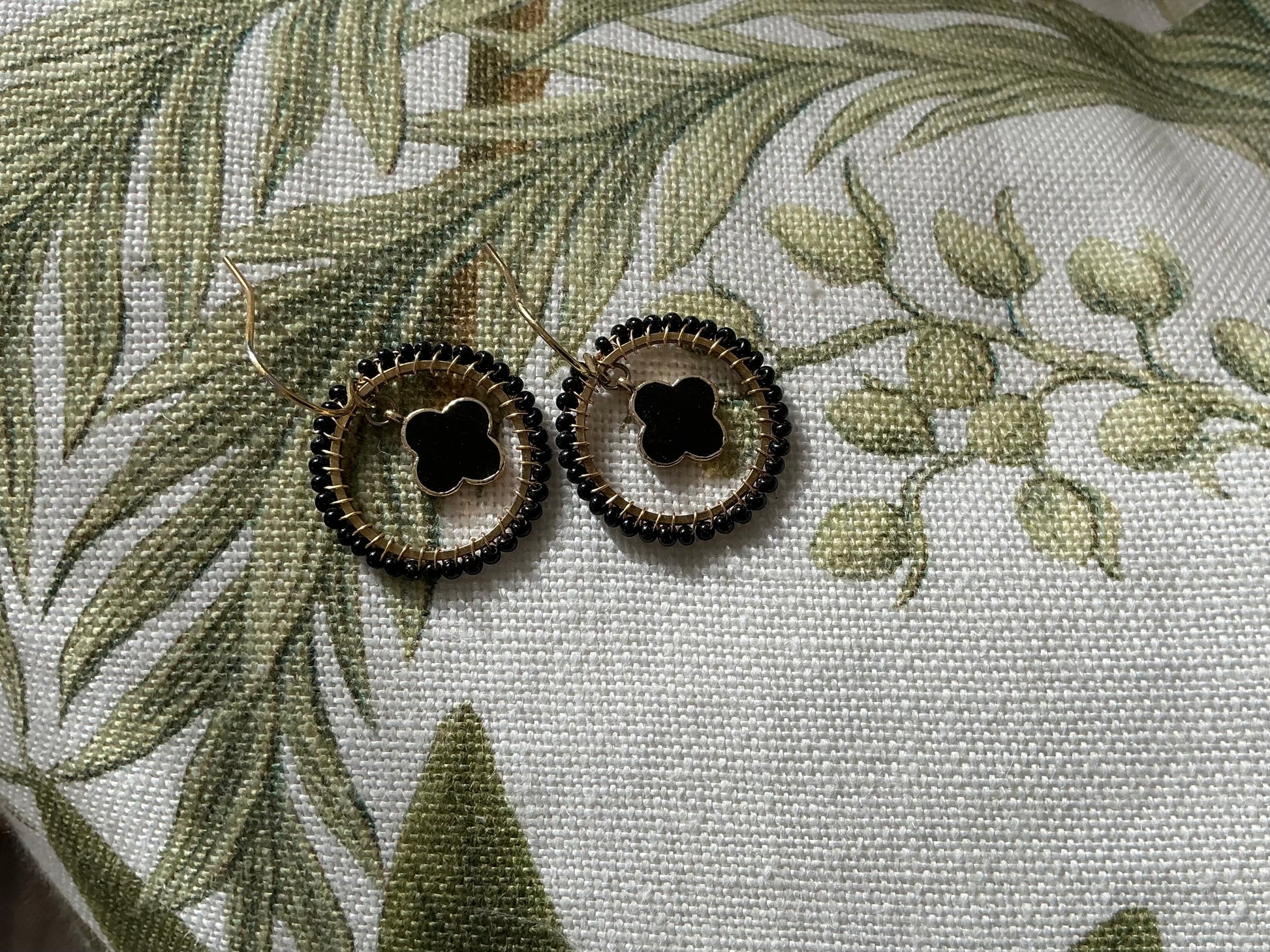 Small Black clover earrings